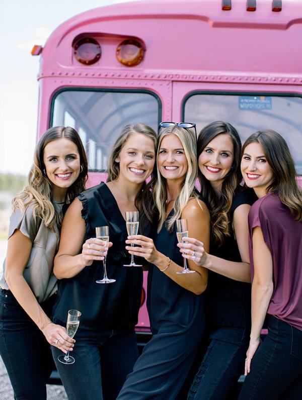 Junggesellenabschied mit pinken Partybus
